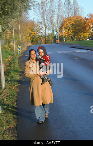 Indische Großmutter mit kleinen Jungen und Wandern in der kalten Herbstsaison, Schweden, Model Release#468 Stockfoto