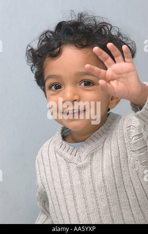 ANG104024 kleiner Junge von zwei und halb Jahren winken Hände frech und Lächeln auf den Lippen tragen weiße Pullover Modell Release 468 Stockfoto