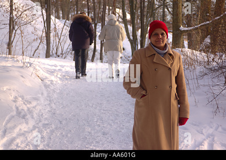 Mittlere ANG104038 im Alter von indische Dame stehend im Wald auf tief verschneiten Wanderweg Schweden Model Release 468 Stockfoto