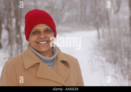 ANG104043 alte indische Dame gekleidet in wollene Kleidung und Mütze im Winter veröffentlicht Modellnummer 468 Stockfoto