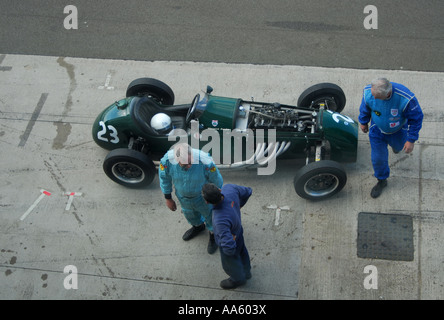 Cooper Formel 1 Auto, Motorhaube aus in der Boxengasse in Silverstone Stockfoto