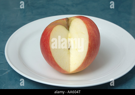 ANG103825 Lebensmittel Frucht rot Apfel geschnitten in Herzform auf einem weißen Teller Stockfoto