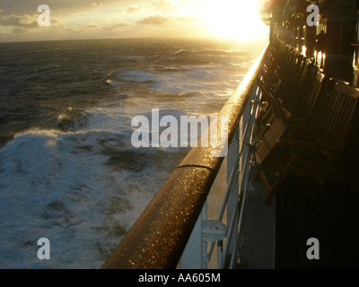 Blick von der Queen Mary 2, wie sie in den Abend hinein auf den Nord-Atlantik segelt Stockfoto