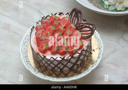 Erdbeer-Mousse-Torte dekoriert mit Erdbeer und Schokolade net Sweet Dessert zum Geburtstag Stockfoto