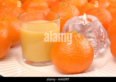 ANG103906 Frucht Orange Citrus Reticulata Clementin Rutaceae Orangensaft in Glas und Kerze Stockfoto