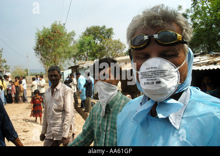 Vogelgrippe-Virus, Vogelgrippe infizierte Hühner, die von Gesundheitsarbeitern in PSA-Kleidung und Maske gesammelt wurden, Hingona, Yawal, Jalgaon, Maharashtra, Indien, Asien Stockfoto