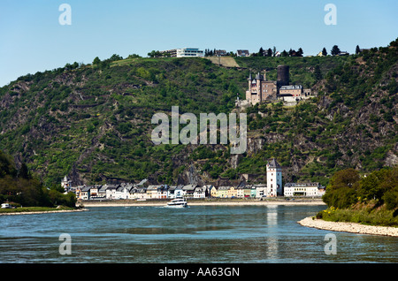 Burg Katz und Stadt St. Goarshausen im Fluss Rhein Valley Rheinland Deutschland Europa Stockfoto