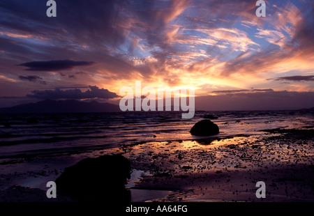 Dämmerung über Arran von Nordstrand Ardrossan Stockfoto