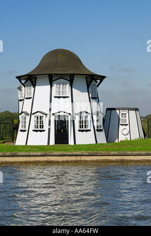 ungewöhnliche glockenförmigen Haus auf den Norfolk Broads, england Stockfoto