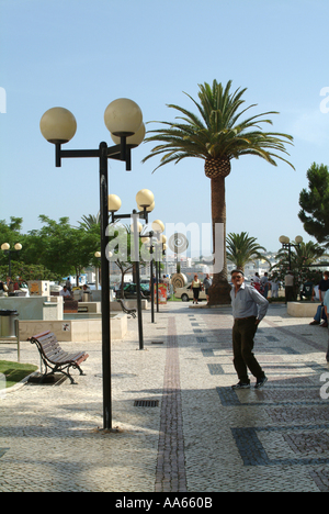 Lokale Mann zu Fuß in schönen offenen Fußgängerzone bei Lagos Portugal Stockfoto