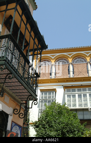 Schmiedeeisen-Balkon in der Plaza Santa Cruz Sevilla Spanien Stockfoto