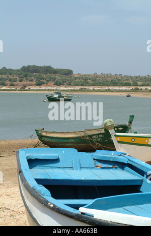 Hell lackiert Angeln Boote gestrandet in Alvor Stadt Algarve Portugal Stockfoto