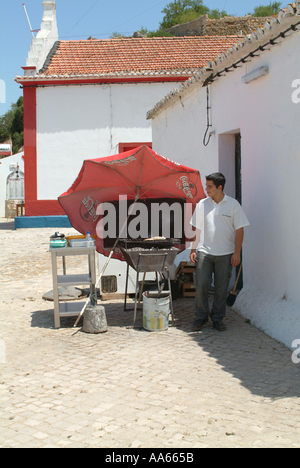 Chefkoch grillen Fisch am Grill-außen-Restaurant in Alvor Stadt Alvor Algarve Portugal Stockfoto