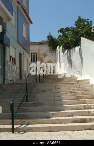 Leere Stufen Treppe und Geländer in Alvor Stadt Algarve Portugal Stockfoto