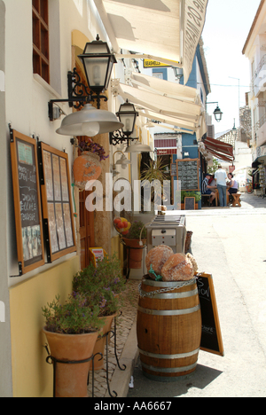 Touristen, die Bestellung von Speisen und Getränken in einem Restaurant in Alvor Stadt Algarve Portugal Stockfoto