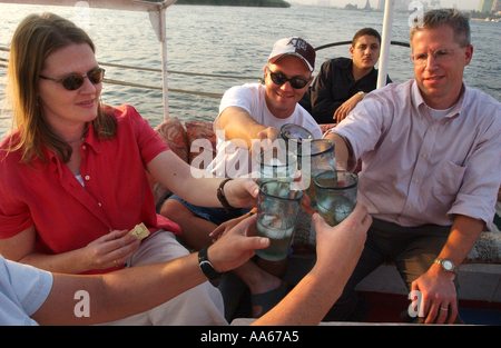 Großen Sie Rebecca Holt Tina Holt roten Hemd, die Frau von SGT Brett Long und LCDR Dr. Daniel E Szumlas Gläser nehmen eine Feluke Stockfoto