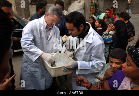 LCDR Dr. Daniel E Szumlas Gläser und Techniker Alaa A Taher FSN Auslandsdienst nationalen untersuchen eine Ratte gefangen einen Tag früher Stockfoto