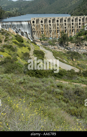 Wasser verschüttet über Lake Hodges Dam in Escondido, Kalifornien, USA Stockfoto