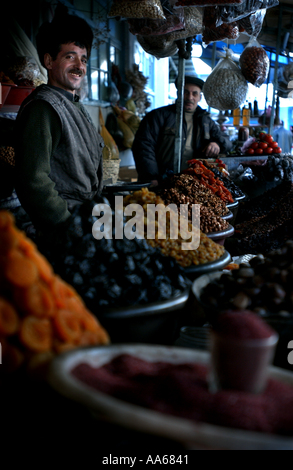 Baku Aserbaidschan 11. Januar 2003 Anbieter verkaufen ihre Früchte und produzieren 11. Januar 2003 auf einem Basar in Baku Aserbaidschan ein Land Stockfoto