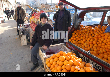 Baku Aserbaidschan 11. Januar 2003 Anbieter verkaufen ihre Früchte und produzieren 11. Januar 2003 auf einem Basar in Baku Aserbaidschan ein Land Stockfoto