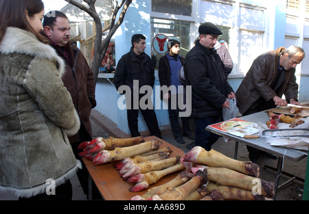 Baku Aserbaidschan 11. Januar 2003 Händler verkaufen Kuh Hufe und anderes Fleisch auf einem Basar in Baku 11. Januar 2003 Aserbaidschan ein Stockfoto