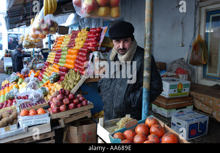 Baku Aserbaidschan 11. Januar 2003 Anbieter verkaufen ihre Früchte und produzieren 11. Januar 2003 auf einem Basar in Baku Aserbaidschan ein Land Stockfoto