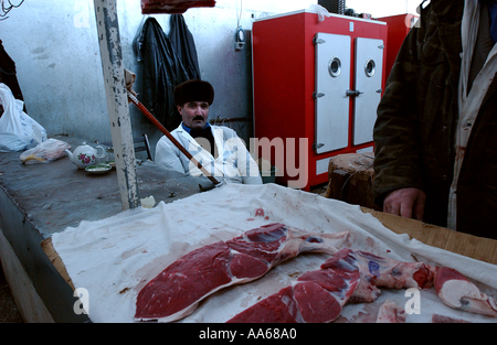 Baku Aserbaidschan 11. Januar 2003 Anbieter verkaufen ihr Fleisch auf einem Basar in Baku 11. Januar 2003 Aserbaidschan ein Land reich an Stockfoto