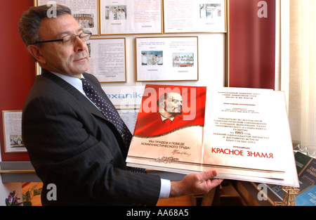 Baku Aserbaidschan 11. Januar 2003 Ramiz T Humbatov hält stolz Auszeichnungen für die Öl-Akademie während der Sowjetzeit als Lenin Stockfoto