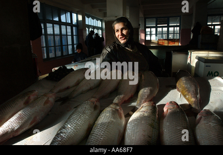 Baku Aserbaidschan 11. Januar 2003 Anbieter verkaufen ihre Fische auf einem Basar in Baku 11. Januar 2003 produzieren ein reiches Land Aserbaidschan Stockfoto