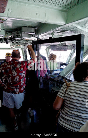 Dozent in gelbe Kappe führt eine Tour von der Brücke auf der USS Midway Aircraft Carrier Museum San Diego Kalifornien USA Stockfoto