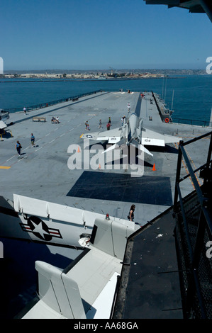 Blick von der Brücke der Schiffe des Bogens und Flugdeck der USS Midway Museum San Diego Kalifornien USA Stockfoto