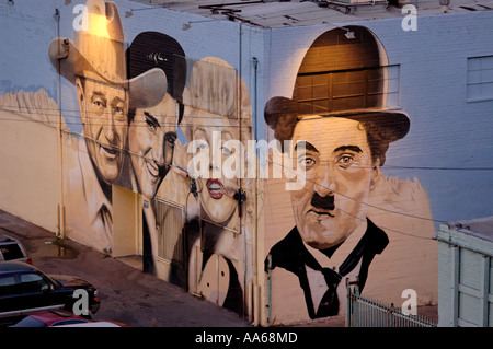 Wandgemälde von vier Berühmtheiten einschließlich John Wayne, Elvis Presley, Marilyn Monroe und Charlie Chaplain gemalt auf einem Gebäude in Hollywood, Kalifornien, USA Stockfoto
