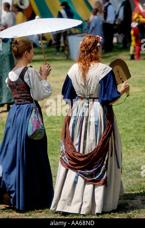 Zwei Frauen, die während der San Diego Renaissance Faire im Balboa Park in San Diego, Kalifornien, USA, auf dem Rasen spazieren Stockfoto