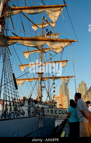 Zuschauer warten, bis die mexikanische Marine Training Schiff Cuauhtemoc am Hafen von San Diego Kalifornien USA Stockfoto