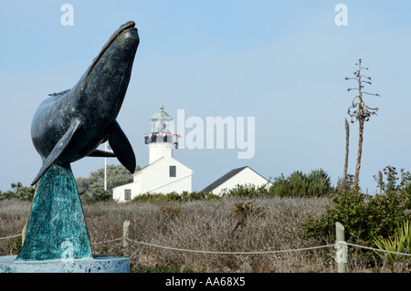 Walskulptur am Walbeobachtungsort mit Blick auf Old Point Loma Leuchtturm im Hintergrund am Cabrillo National Monument San Diego California USA Stockfoto