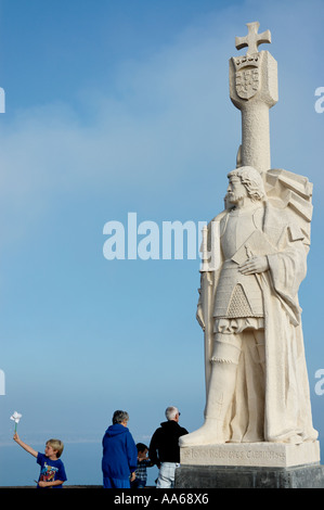 Ein kleiner Junge mit einem Windrad am Fuß der Juan Rodrigues Cabrillo Statue am Cabrillo National Monument in San Diego, Kalifornien, USA Stockfoto