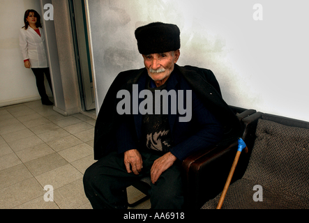 Baku Aserbaidschan 16. Januar 2003 Gastgeberin wartet darauf, eine Krankenschwester in einem State-Of-The-Art-Krankenhaus finanziert der Aserbaidschan zu sehen Stockfoto