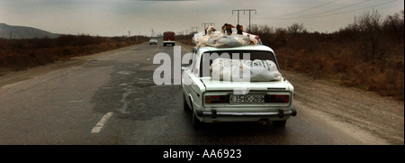 Baku Aserbaidschan 11. Januar 2003 Dorfbewohner nehmen ihre Gänse für eine Fahrt auf dem Dach ihres Autos außerhalb Baku 11. Januar 2003 Stockfoto