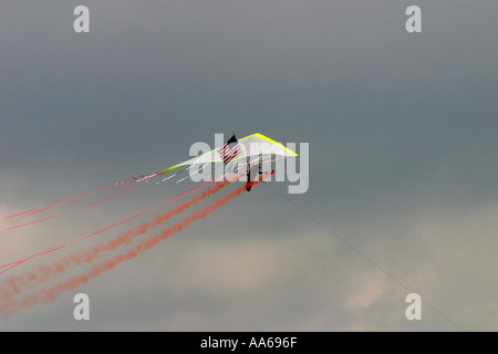 Dan Buchanan, der querschnittsgelähmt ist ein Hängegleiter fliegen, während 2003 Van Nuys California Air Show Stockfoto