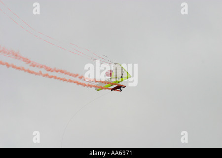 Dan Buchanan, der querschnittsgelähmt ist ein Hängegleiter fliegen, während 2003 Van Nuys California Air Show Stockfoto