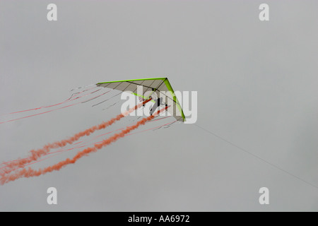 Dan Buchanan, der querschnittsgelähmt ist ein Hängegleiter fliegen, während 2003 Van Nuys California Air Show Stockfoto