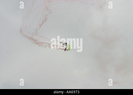 Dan Buchanan, der querschnittsgelähmt ist ein Hängegleiter fliegen, während 2003 Van Nuys California Air Show Stockfoto