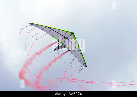 Dan Buchanan, der querschnittsgelähmt ist ein Hängegleiter fliegen, während 2003 Van Nuys California Air Show Stockfoto