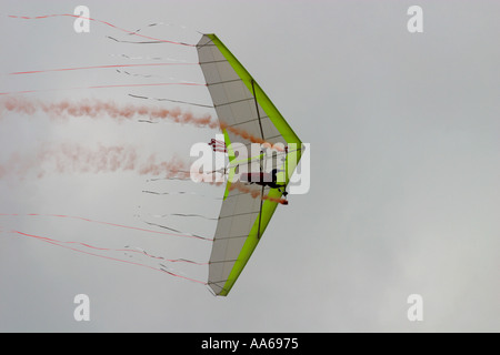 Dan Buchanan, der querschnittsgelähmt ist ein Hängegleiter fliegen, während 2003 Van Nuys California Air Show Stockfoto