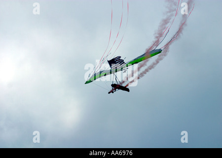 Dan Buchanan, der querschnittsgelähmt ist ein Hängegleiter fliegen, während 2003 Van Nuys California Air Show Stockfoto