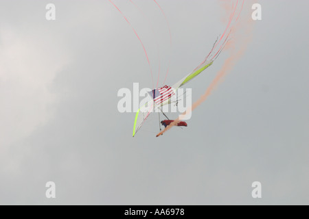 Dan Buchanan, der querschnittsgelähmt ist ein Hängegleiter fliegen, während 2003 Van Nuys California Air Show Stockfoto