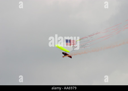 Dan Buchanan, der querschnittsgelähmt ist ein Hängegleiter fliegen, während 2003 Van Nuys California Air Show Stockfoto