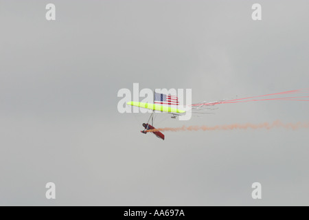 Dan Buchanan, der querschnittsgelähmt ist ein Hängegleiter fliegen, während 2003 Van Nuys California Air Show Stockfoto