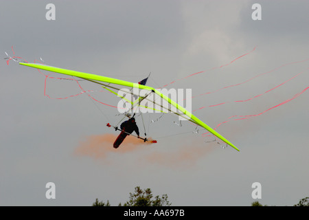 Dan Buchanan, der querschnittsgelähmt ist ein Hängegleiter fliegen, während 2003 Van Nuys California Air Show Stockfoto