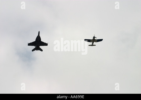 Vereinigte Staaten Marine F A 18E Super Hornet und F-4U Corsair in Formation flight Van Nuys Kalifornien Aviation Expo 2003 Stockfoto